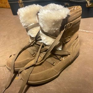 By Guess snow boots